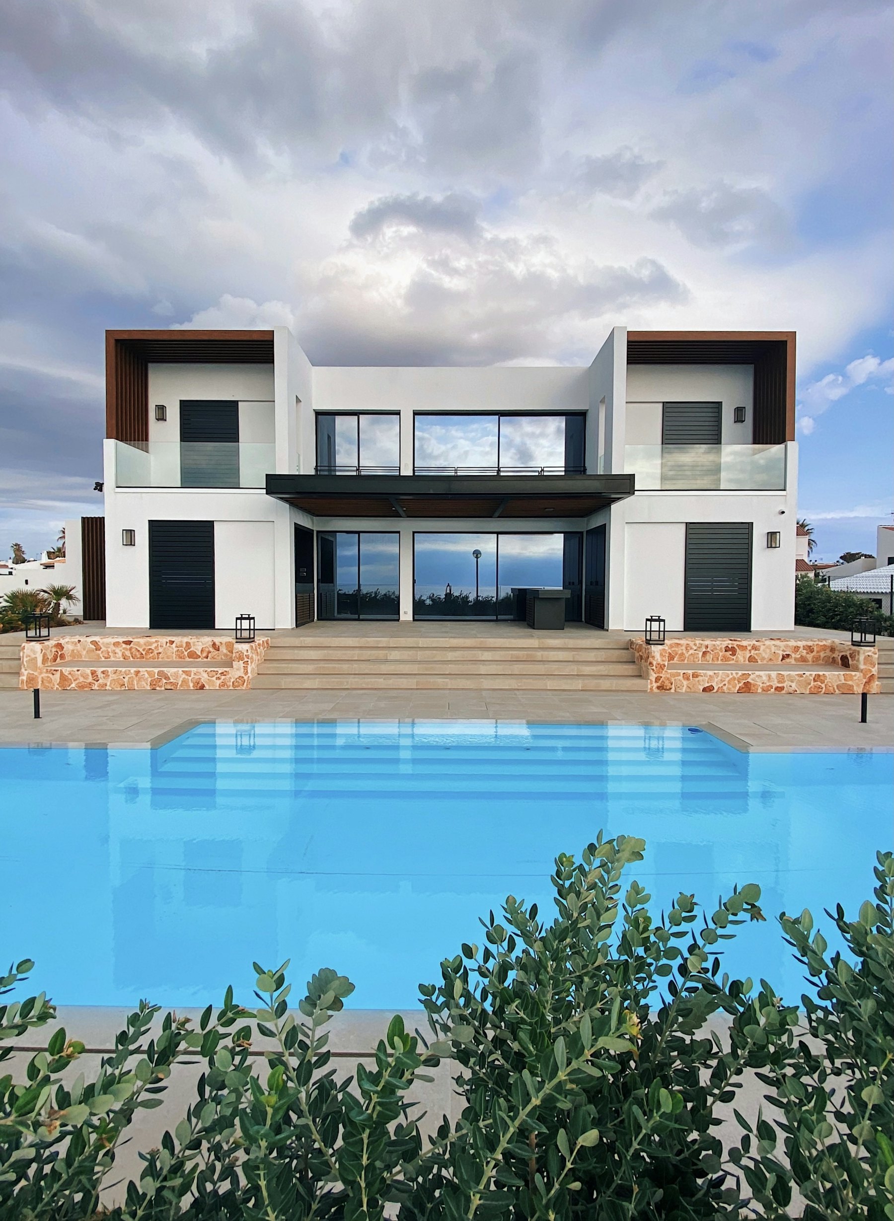 Demonstration photography: Contemporary estate with a long pool and tropical planting