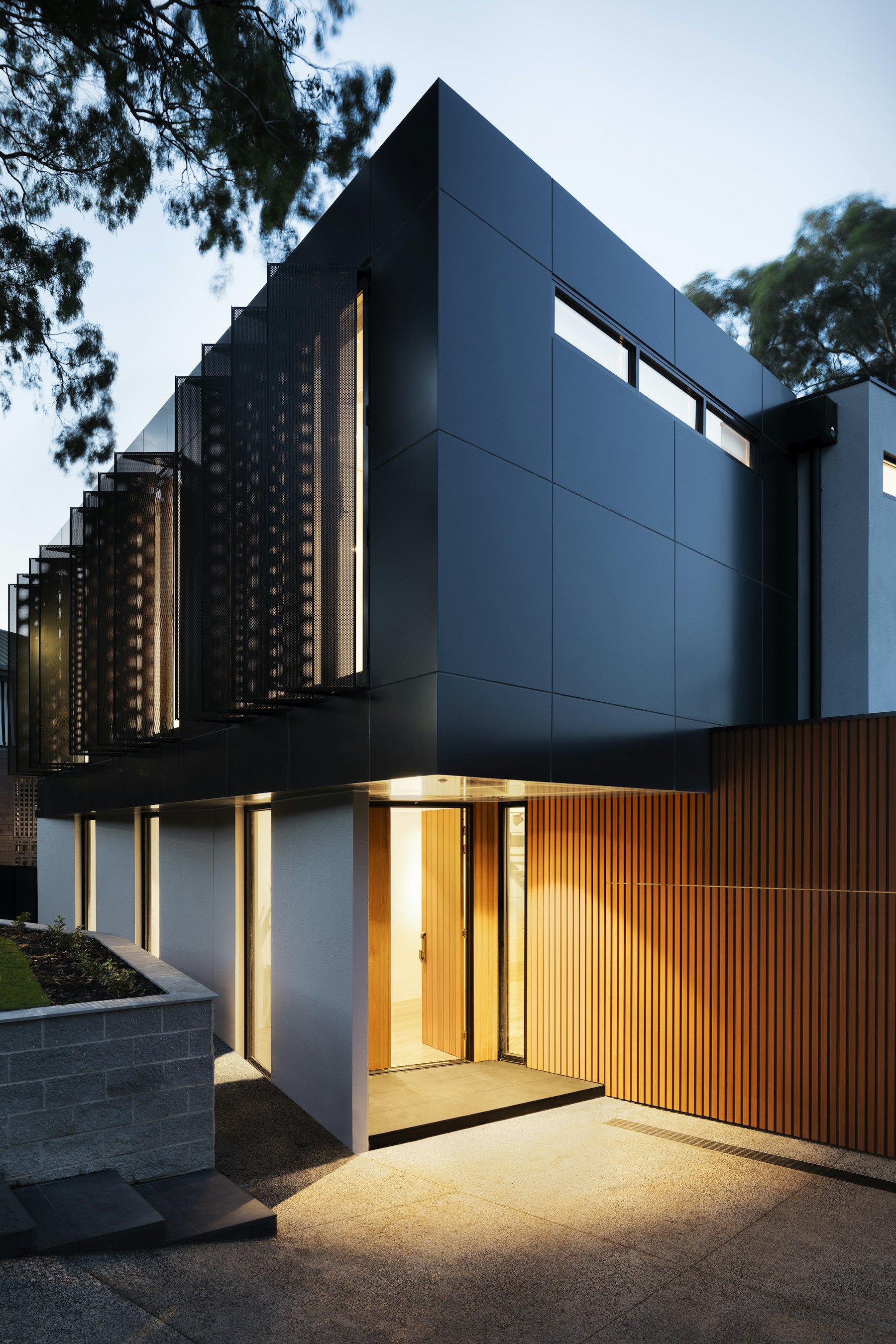 Casa Meridian, a timber-screened contemporary residence at dusk